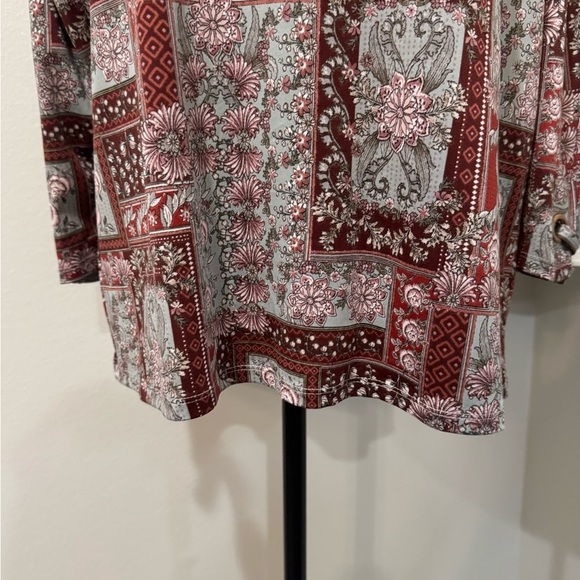 Above and Beyond floral Rich Red Burgundy and white Tunic top size Medium - Picture 2 of 10